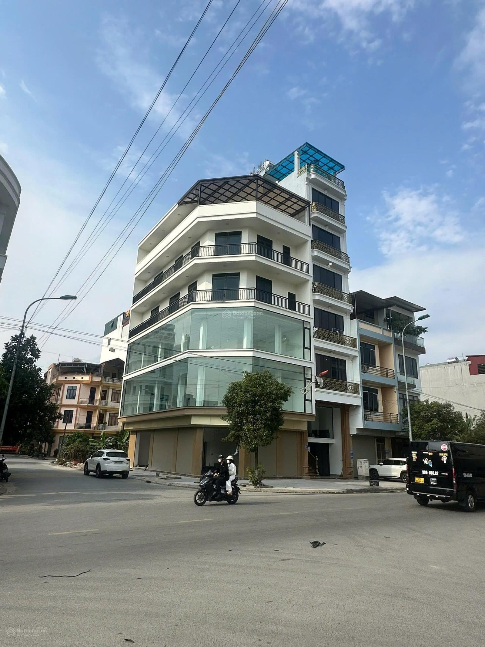Cho thuê 3 tầng làm văn phòng diện tích 250m2 sàn trống có thang máy lh 0909934237