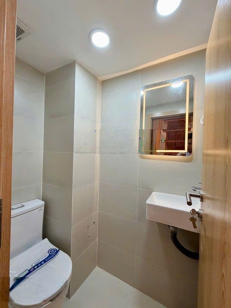 Quận 1, trần hưng đạo- giá: 4,5tỷ- dtsd: 38m2 , 3tầng+1tum, 2pn2wc - lh: vân 0388515384