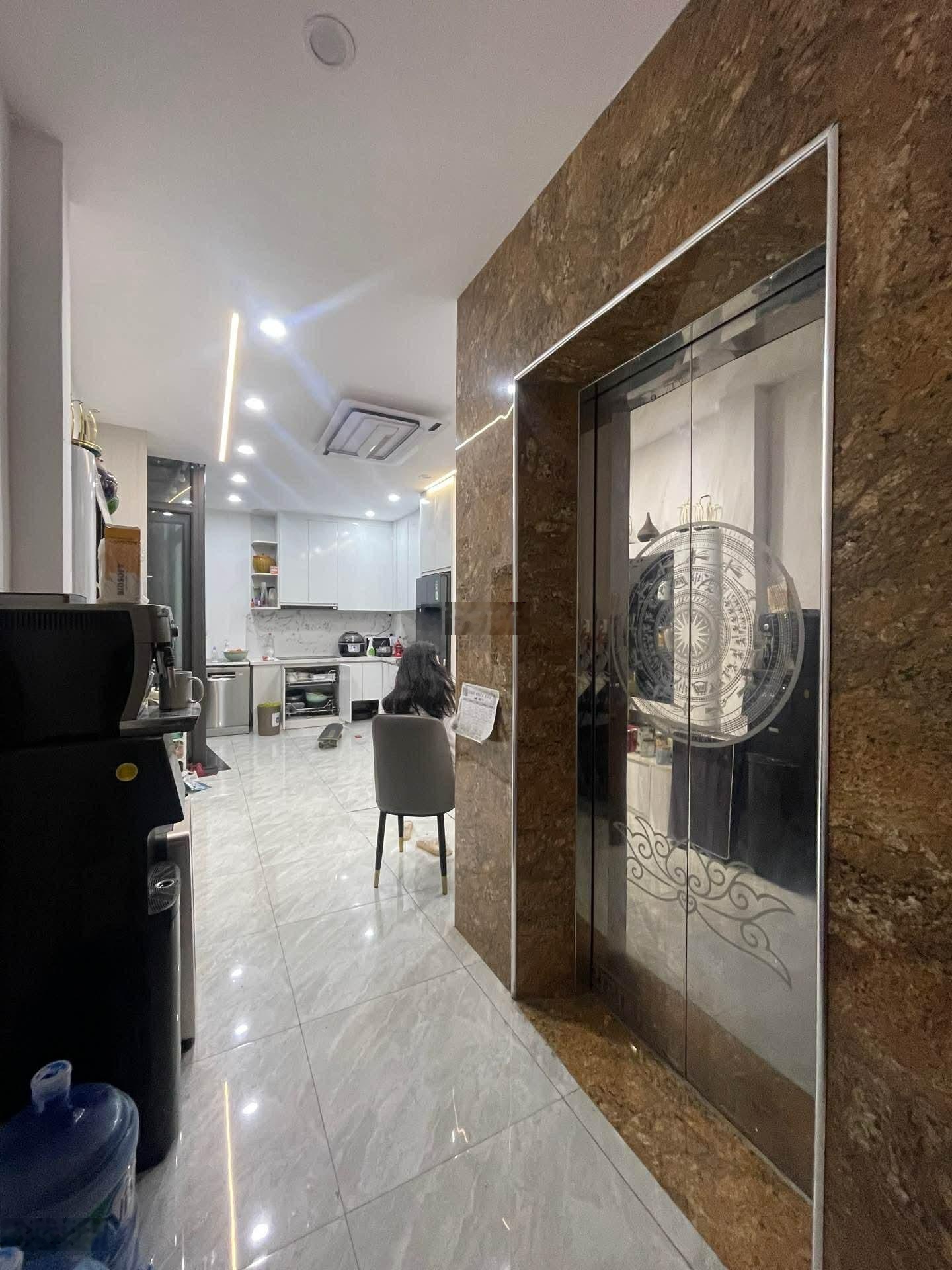6 Tầng, Thang Máy ở Trần Hòa view hồ Định Công, 8,6 tỷ, 40m2, hàng hot ĐẸP