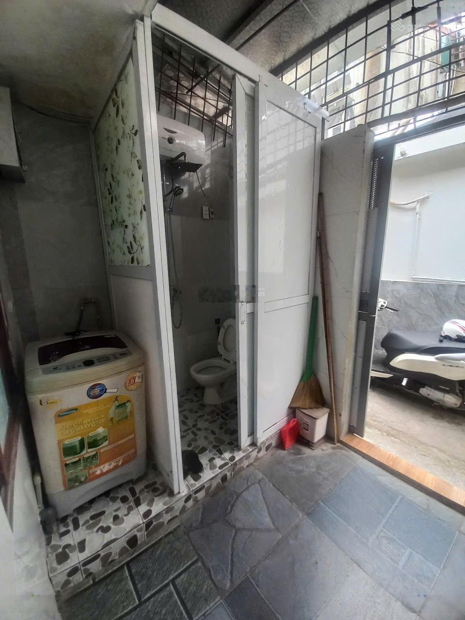 Tập thể tầng 1 Đền Lừ, 2 phòng ngủ, sổ đỏ nét căng chỉ 2.79 tỷ