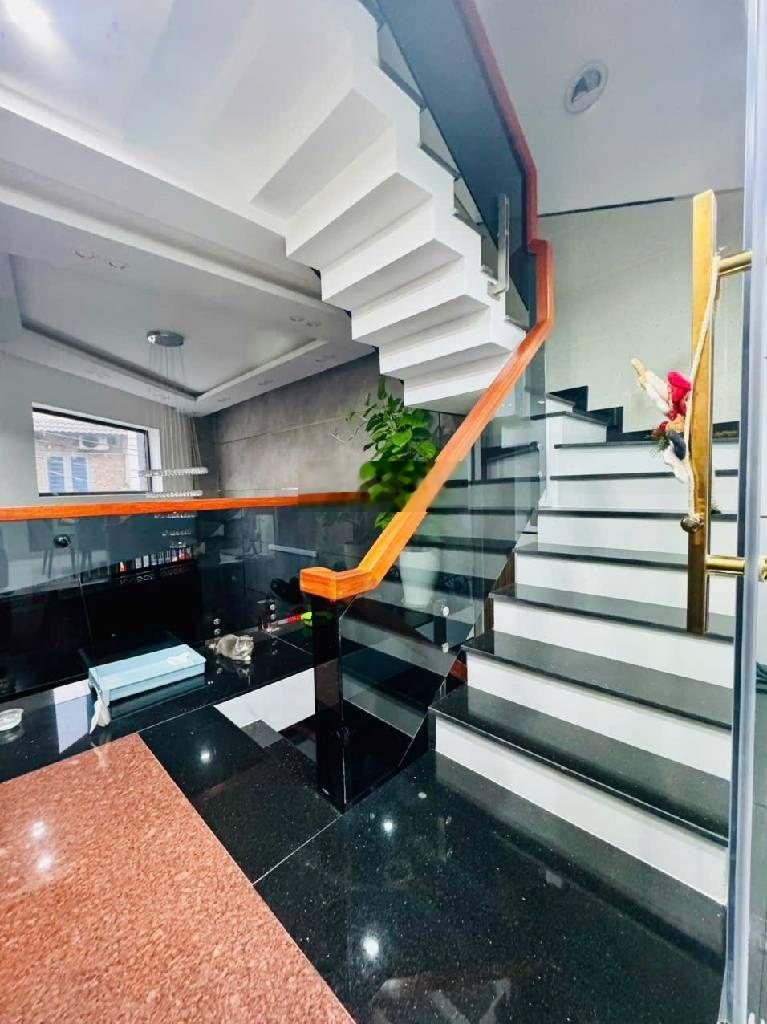 Mặt tiền Tân Sơn Nhì ô tô đỗ cửa, 51m2, 5 tầng BTCT, chỉ nhỉnh 8 tỷ TL chính chủ, nhà đẹp lung linh