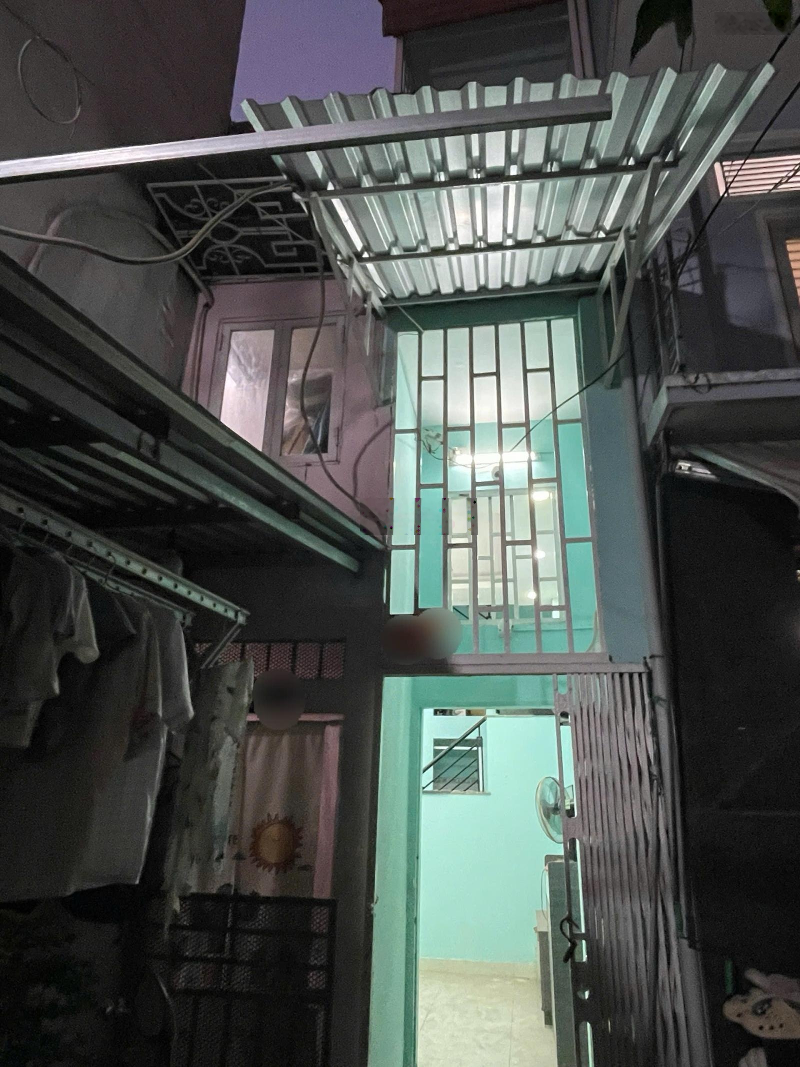 Nhà riêng, hẻm xe hơi, Võ Văn Kiệt, 2Tầng, Nở hậu, có sân chung rộng, có hẻm sau,an ninh,thoáng mát