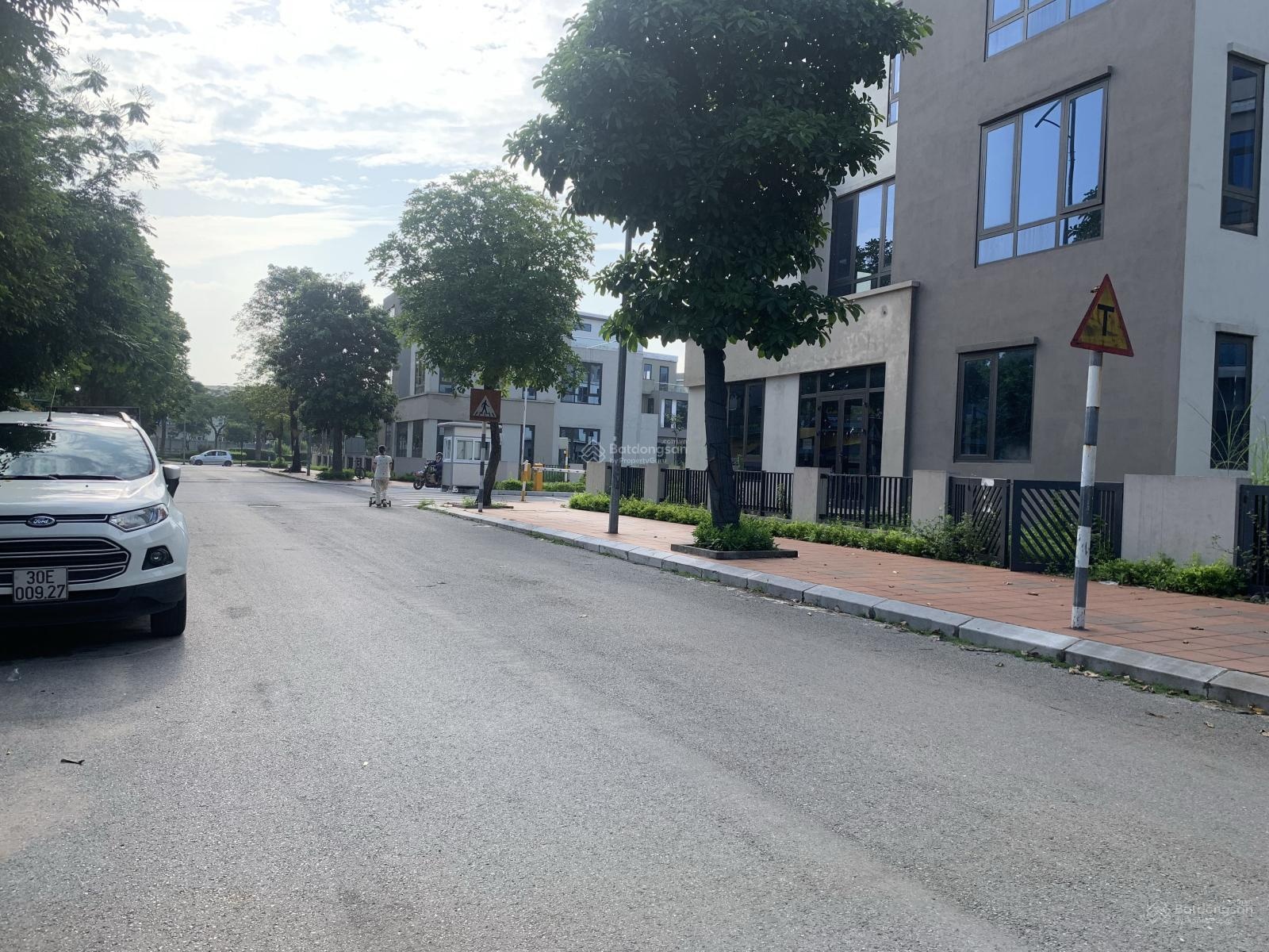 Bán gấp biệt thự DT: 372m2 MT: 20m. View trường học. Đ/C: Đường chính KĐT Đặng Xá, Gia Lâm/Hà Nội