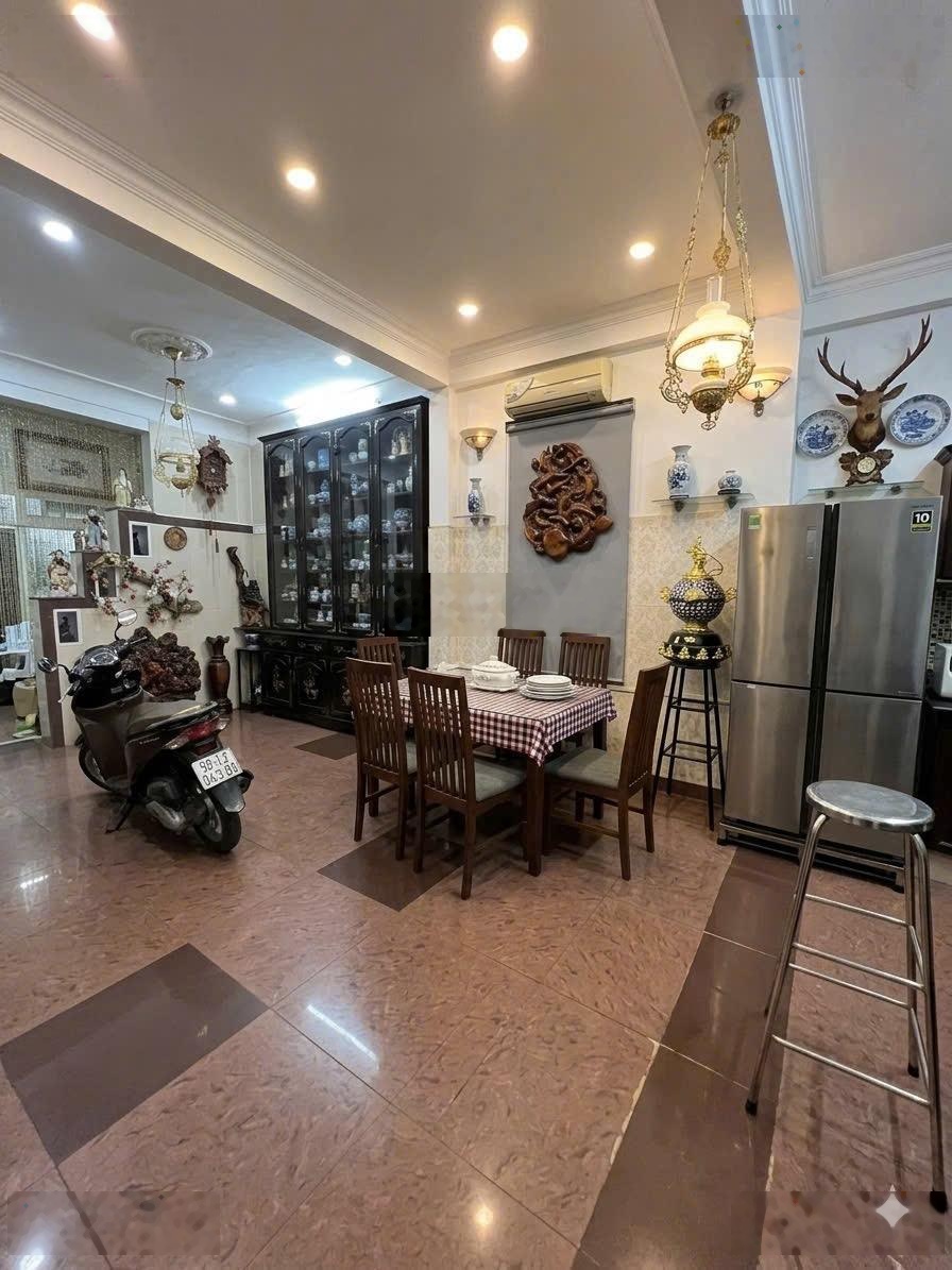 Biệt thự 12 tỷ ngang 11m, CN 135m2 || xe hơi tới nhà || ngay khu Bộ Công An, Q7|| tiện cải tạo mới