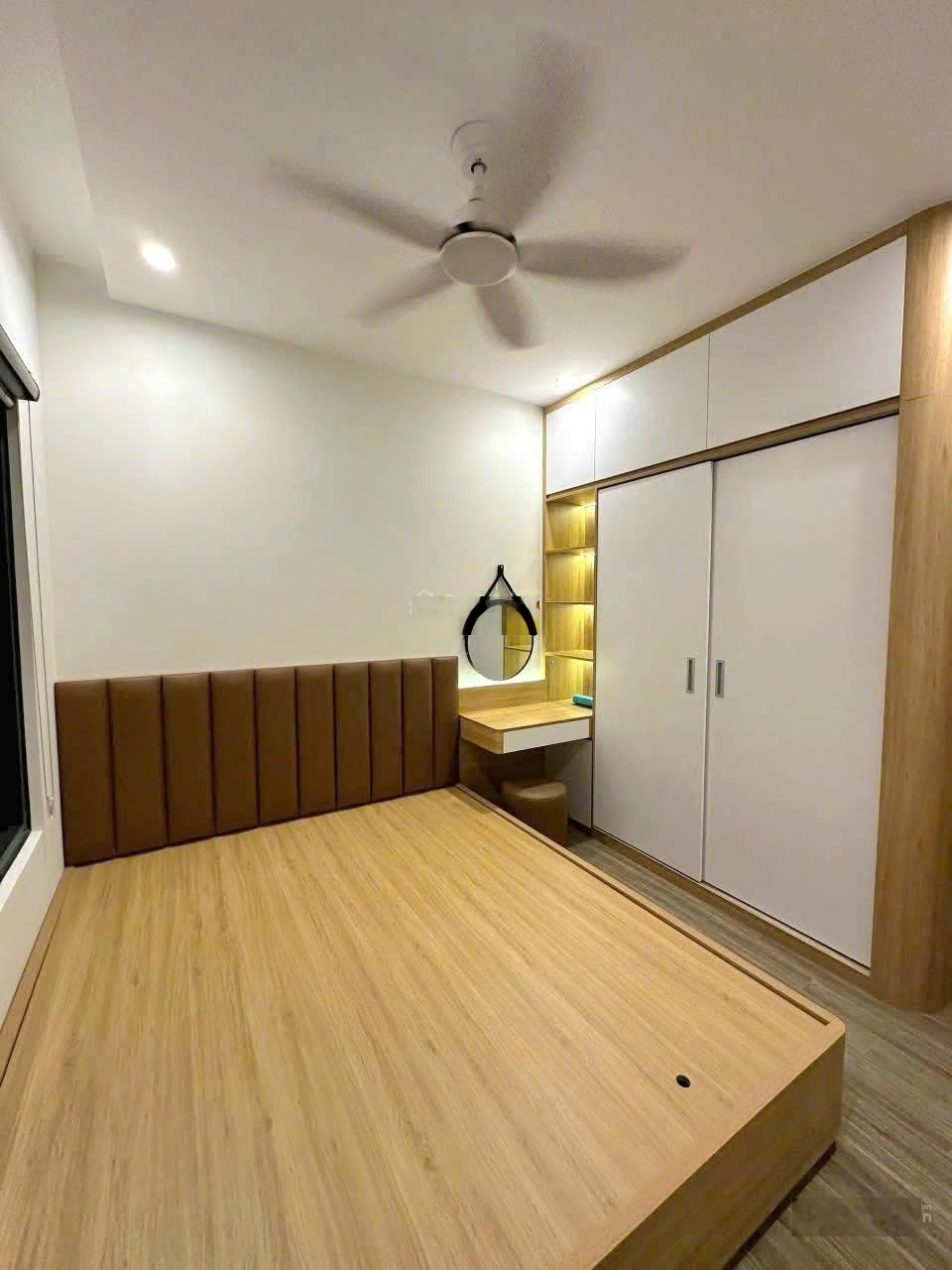 Cho thuê căn hộ 2 PN phân khu The Sakura đồ đẹp, giá mềm được miễn phí dịch vụ