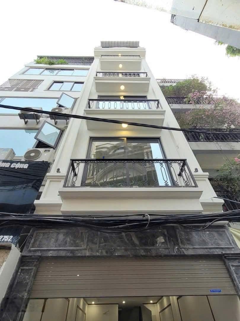 Hạ chào 500tr. Chính chủ cần bán gấp nhà có thang máy Trung Kính, Yên Hòa, CG. Đường ô tô tránh.