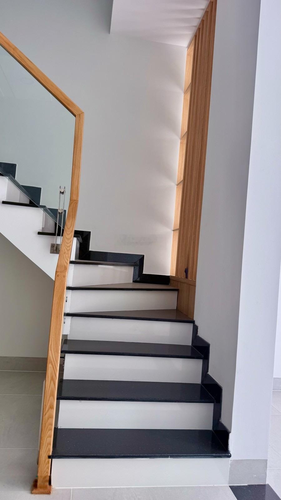 Nhà phố 4 tầng xe hơi ngủ trong sân, đường rộng 9m, Long Trường