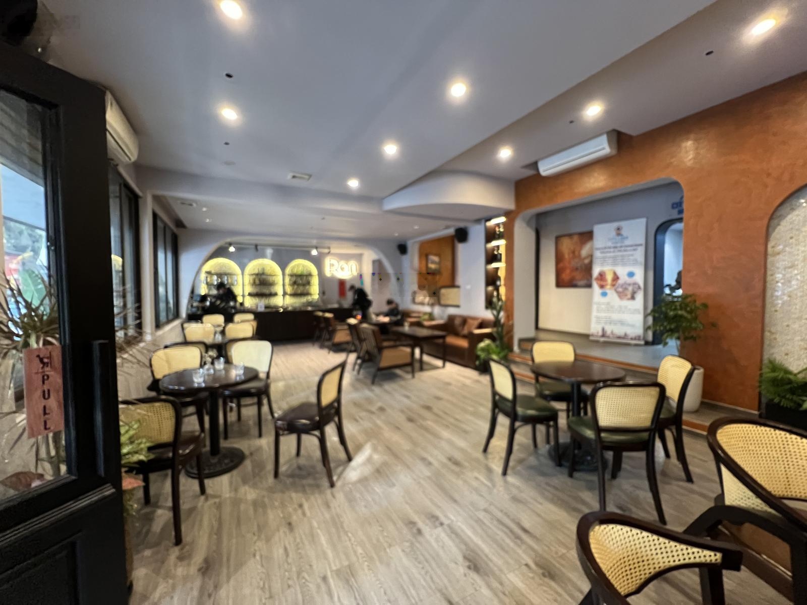 Cho thuê nhà mặt phố Nguyễn Đình Chiểu, Diện tích 200m2 x 3 tầng + sân 100m2, Mt 15m thoáng mát.