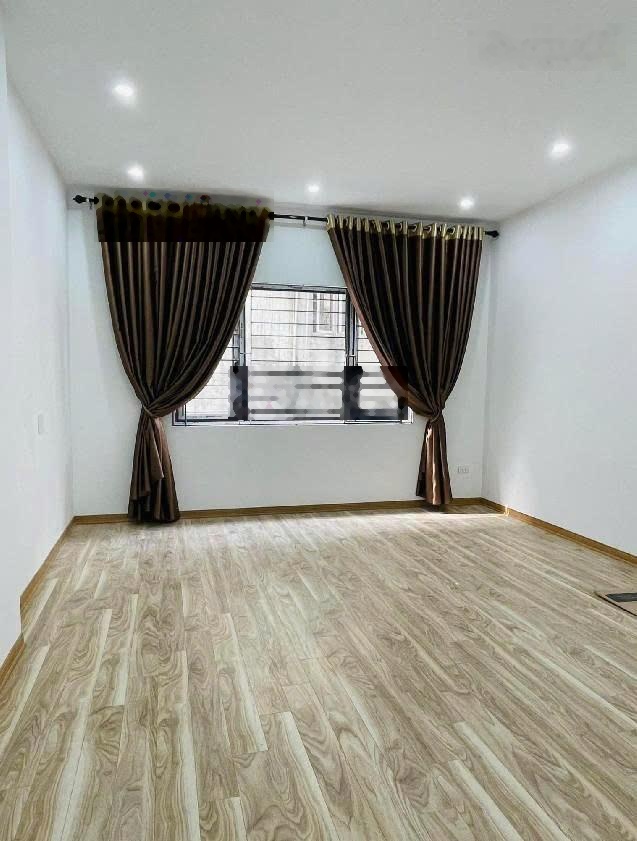 Cần cho thuê gấp nhà phố Thái Hà, DT 70m2 x 4 tầng, mặt tiền 6m. ngõ ô tô tránh. Gía 22tr/th