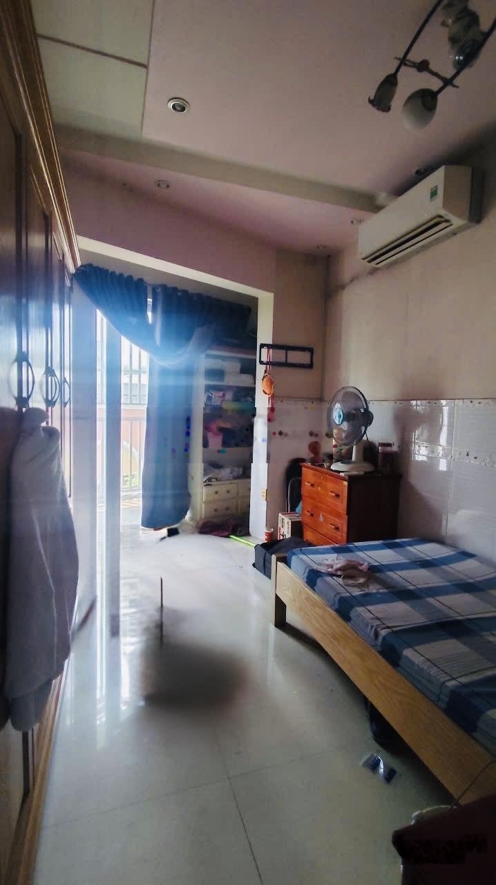 Đối diện đầm sen , hoà bình, p5, q11. dt 7x10m. 4 tầng , hẻm xe hơi.