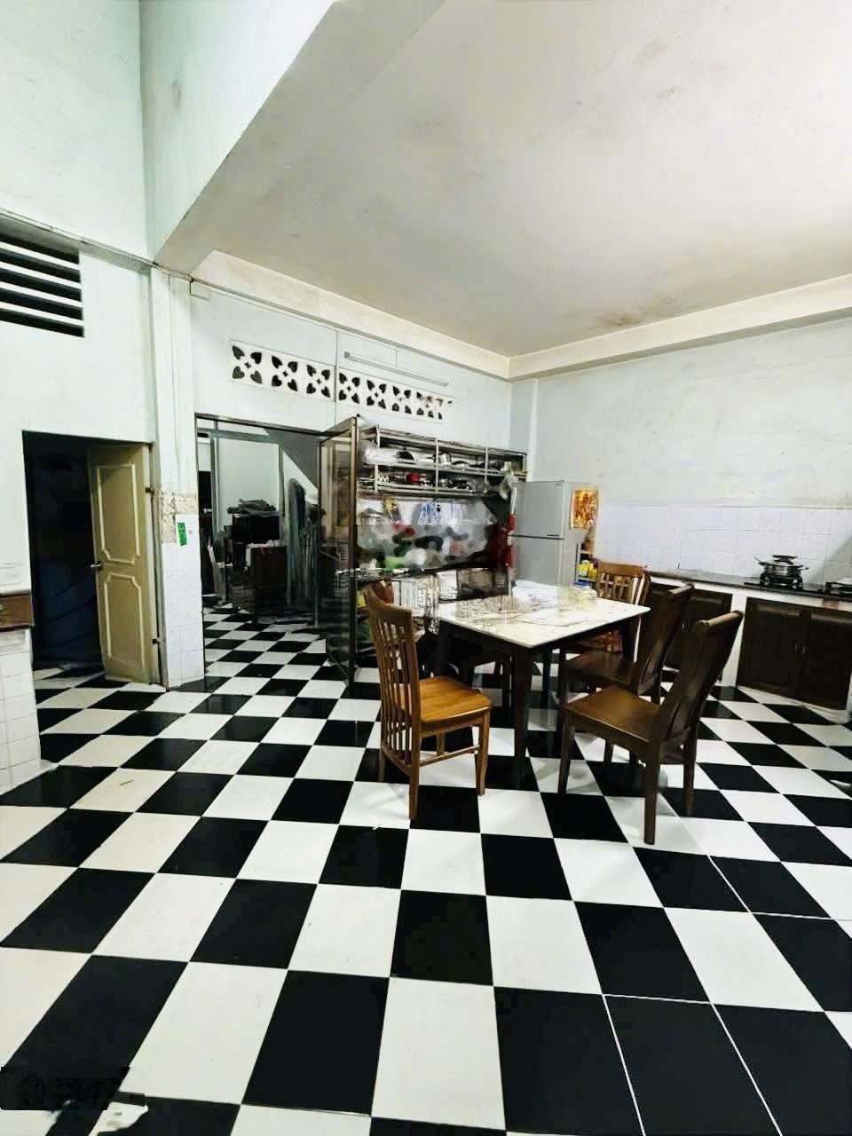 Hxh thông, ngay trung tâm hành chính quận 11. bình thới p10 q11.dt 4x16m. 3tầng