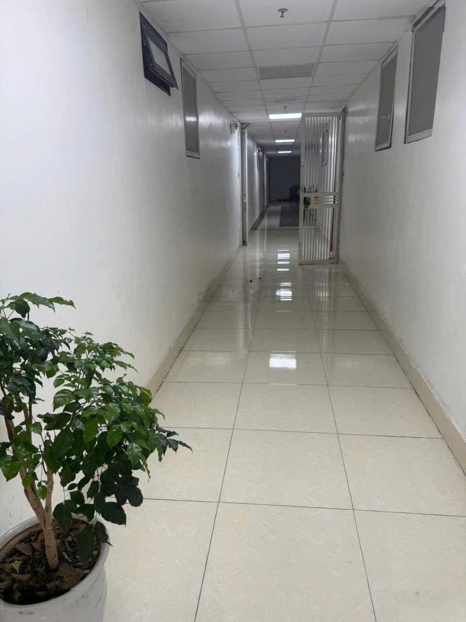 Cho thuê căn chung cư licogi 13 khuất duy tiến 90 m2 2 phòng ngủ 2 vs, giá rẻ.