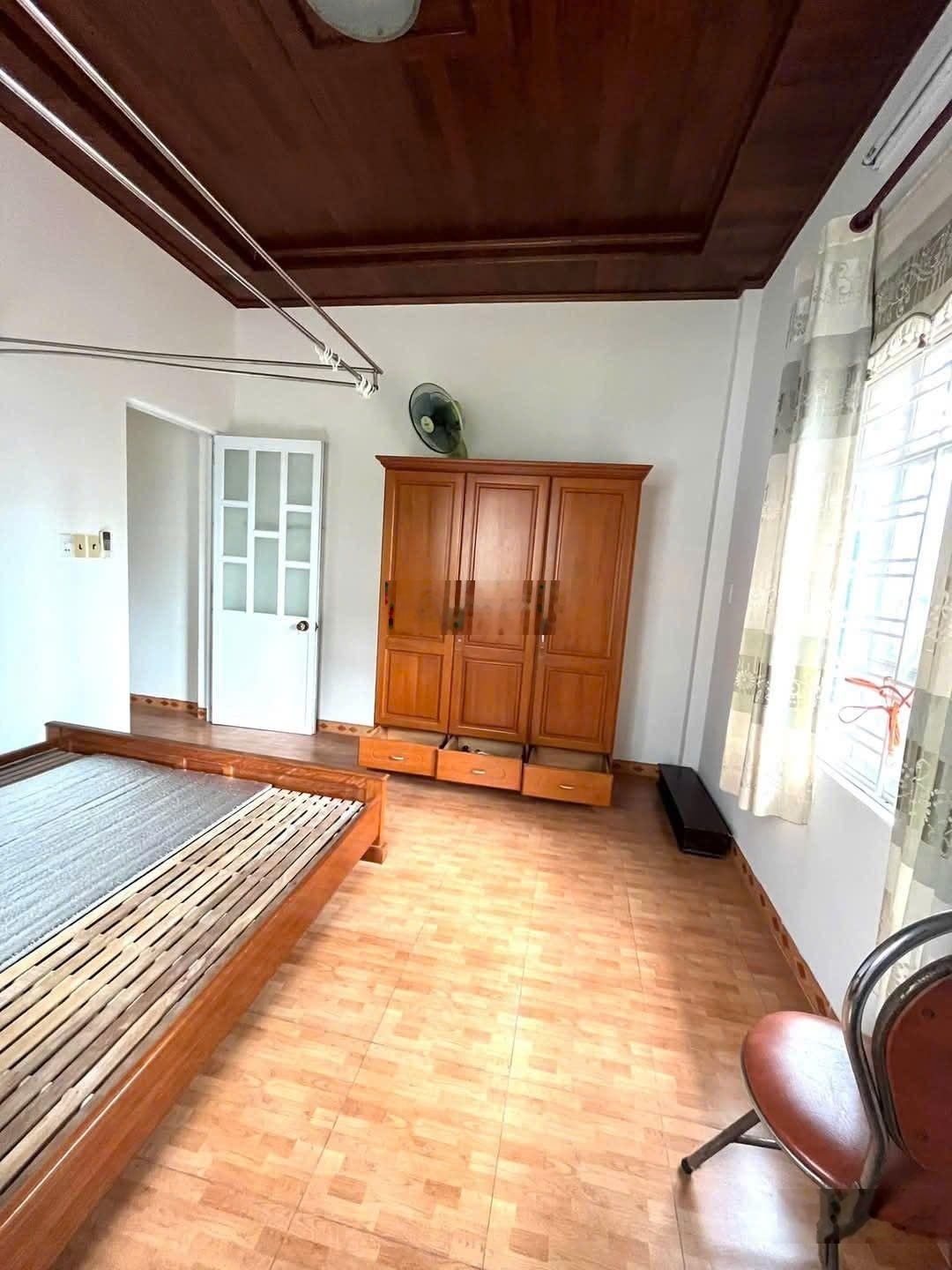 Cho thuê nhà 2 tầng đường: Lê Văn Hiến - 2pn - 2wc - tầng 1 thông rộng