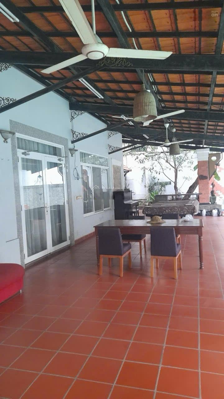 Bán biệt thự 1100m2 đường Xuân Thủy, DT 31X35, được xây cao tầng
