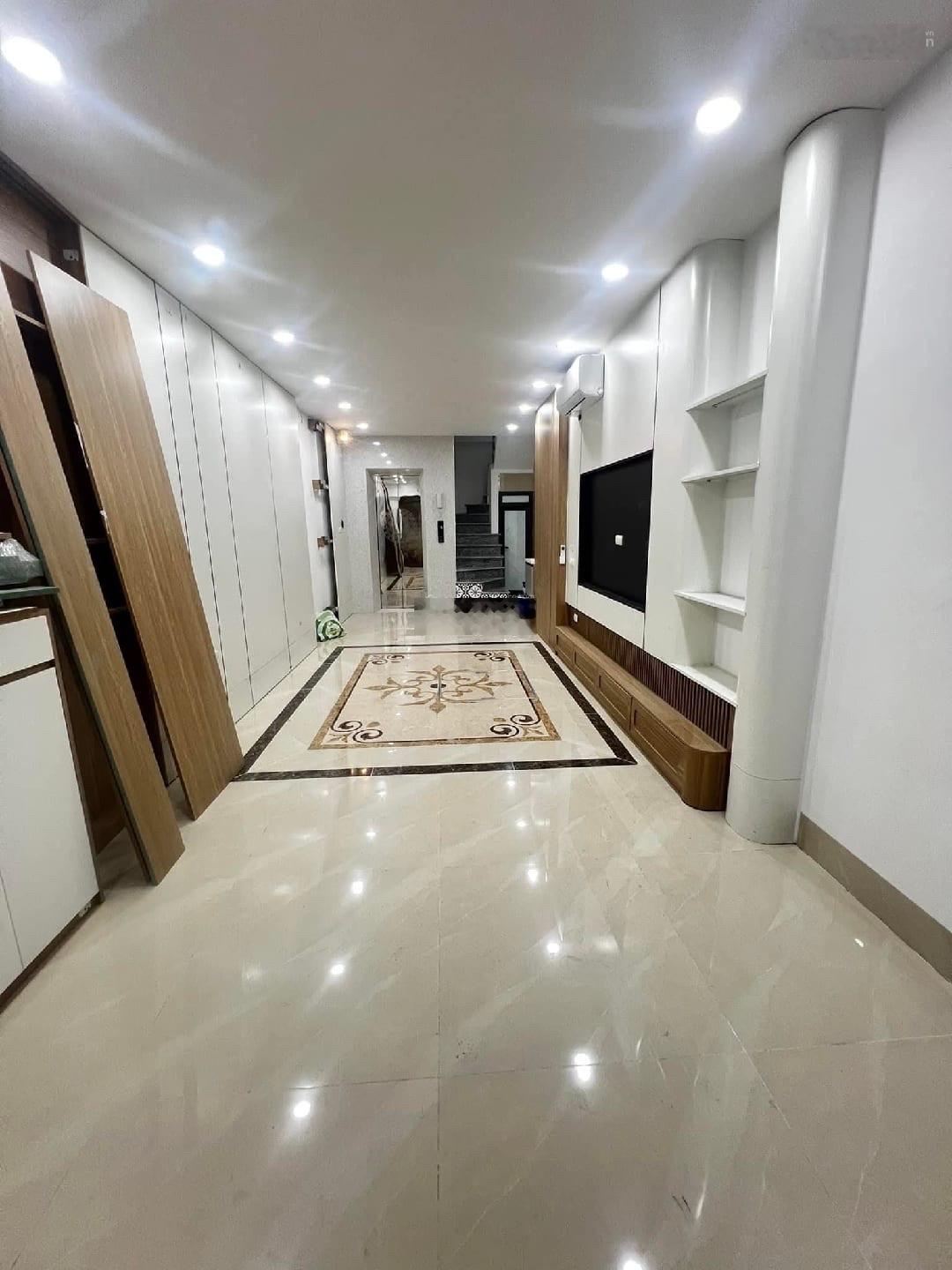 Bán gấp nhà đẹp ở ngay 40m2 - 30m ra ô tô - 6 tầng thang máy - trước nhà rộng gần 3m - gần hồ