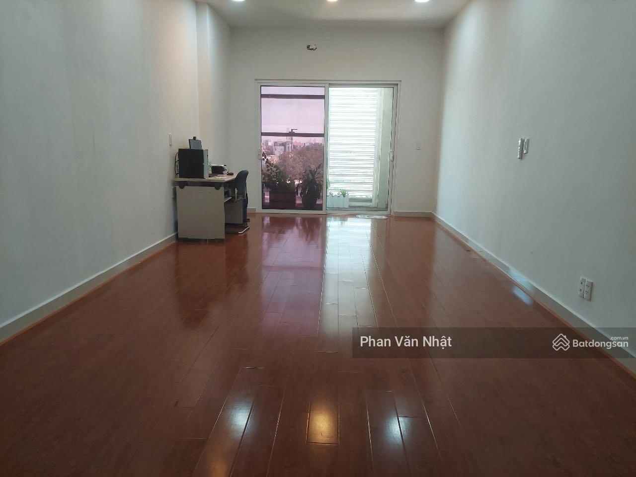Văn phòng 40m2 có ban công hướng Đông 9tr