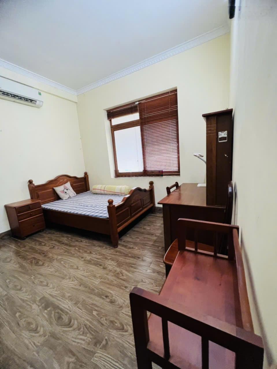 Cho thuê Căn hộ tập thể tầng 4 Phố Nguyên Hồng, Phường Láng DT 75m2 giá 10tr ô tô đỗ cửa