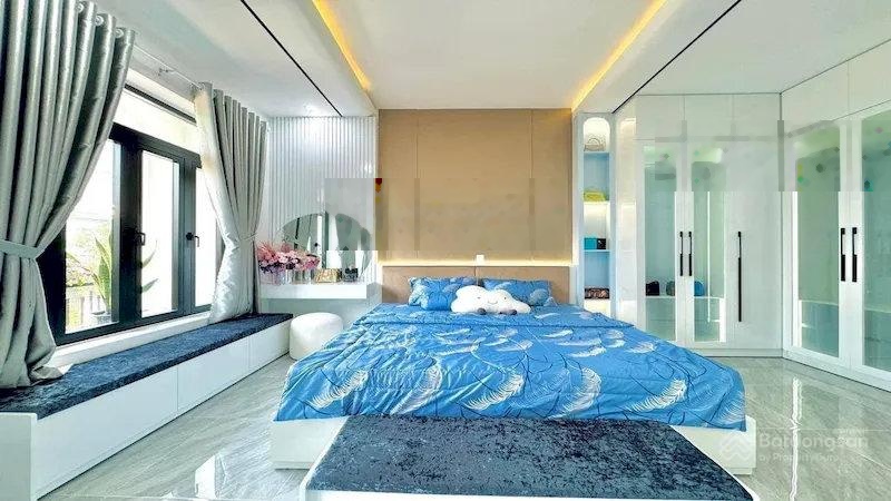 Bán nhà Lạc Long Quân, ngõ ô tô, gần hồ Tây, công viên thoáng sáng
