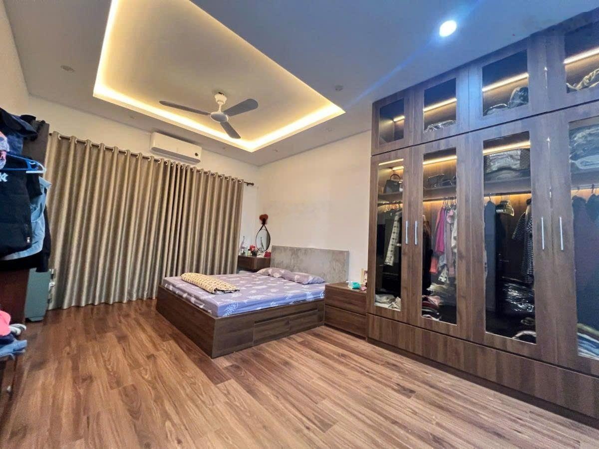 Nhà Trần Quốc Hoàn 36m2*5T, thang máy, ô tô đỗ cổng, ngõ to đẹp dân trí cao, nhà mới ở ngay, 12 tỷ