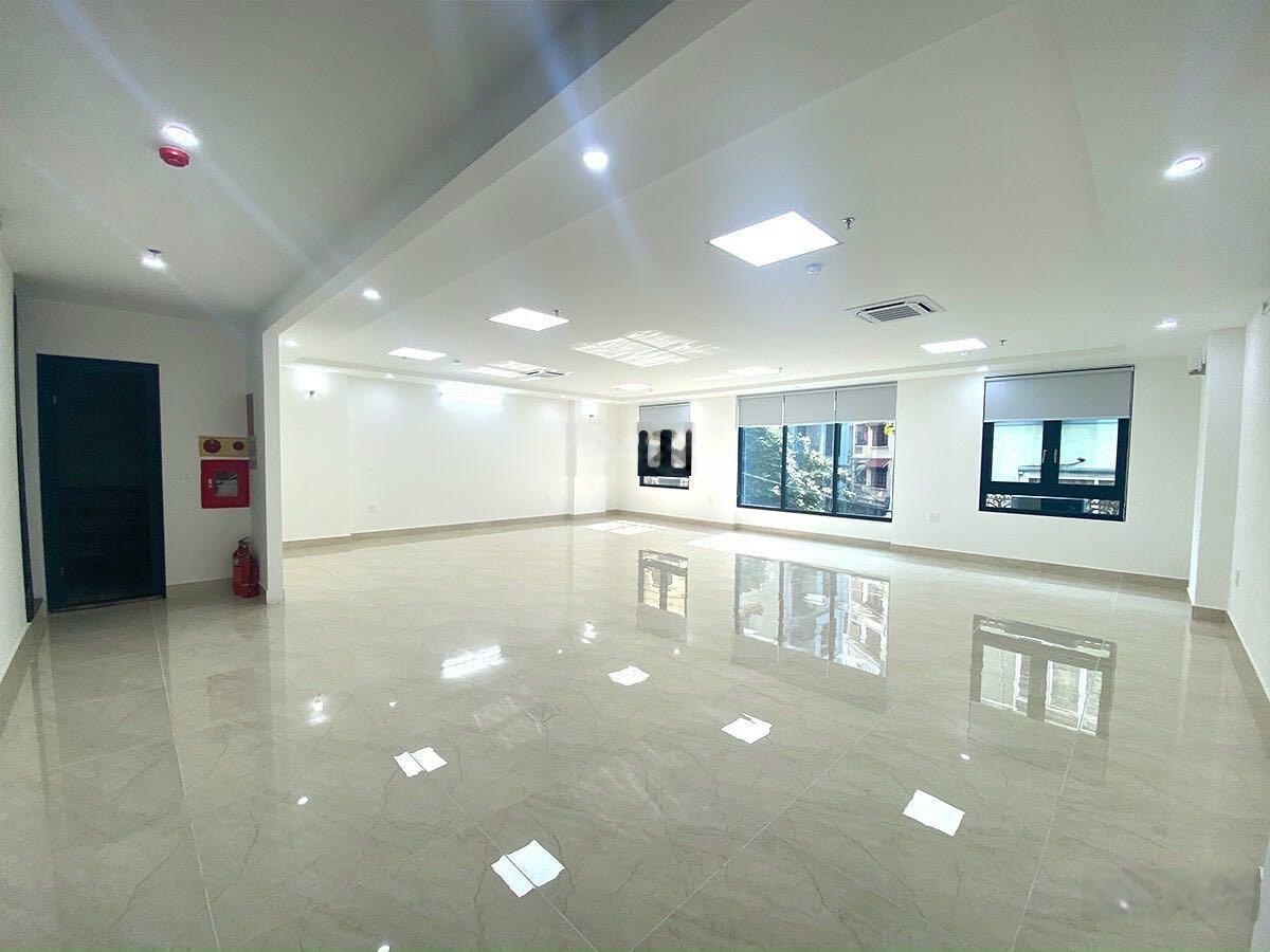 Cho thuê nhà Hoàng Cầu - Trần Quang Diệu, DT 70m2 x 7tầng, thang máy, đường 4 làn ô tô, 30tr/th
