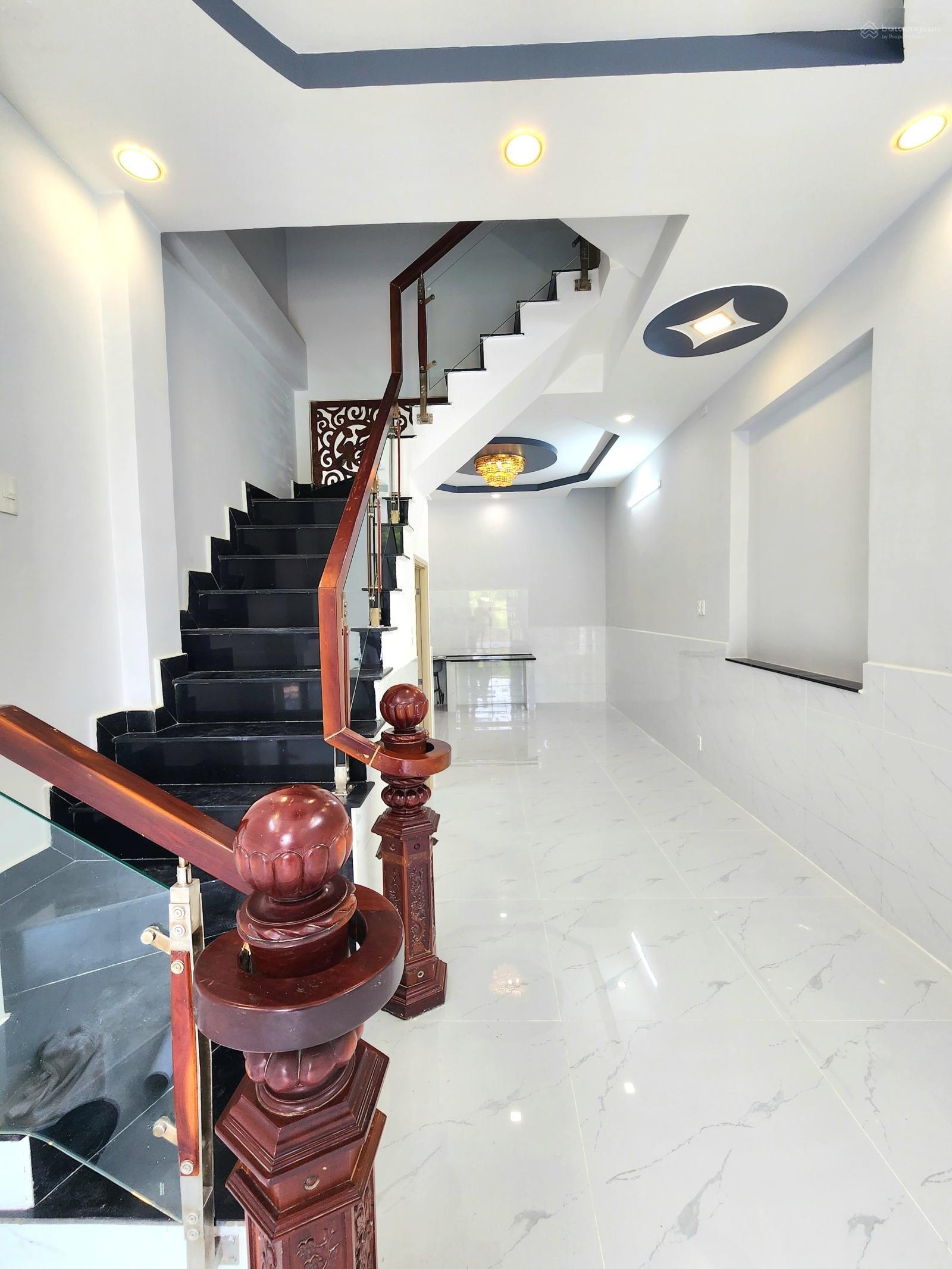 Bán nhà Hẻm mới đẹp: 1 trệt 3 lầu + sân thượng gần mặt tiền Phú Định, Quận 8 với 5 PN 4 WC