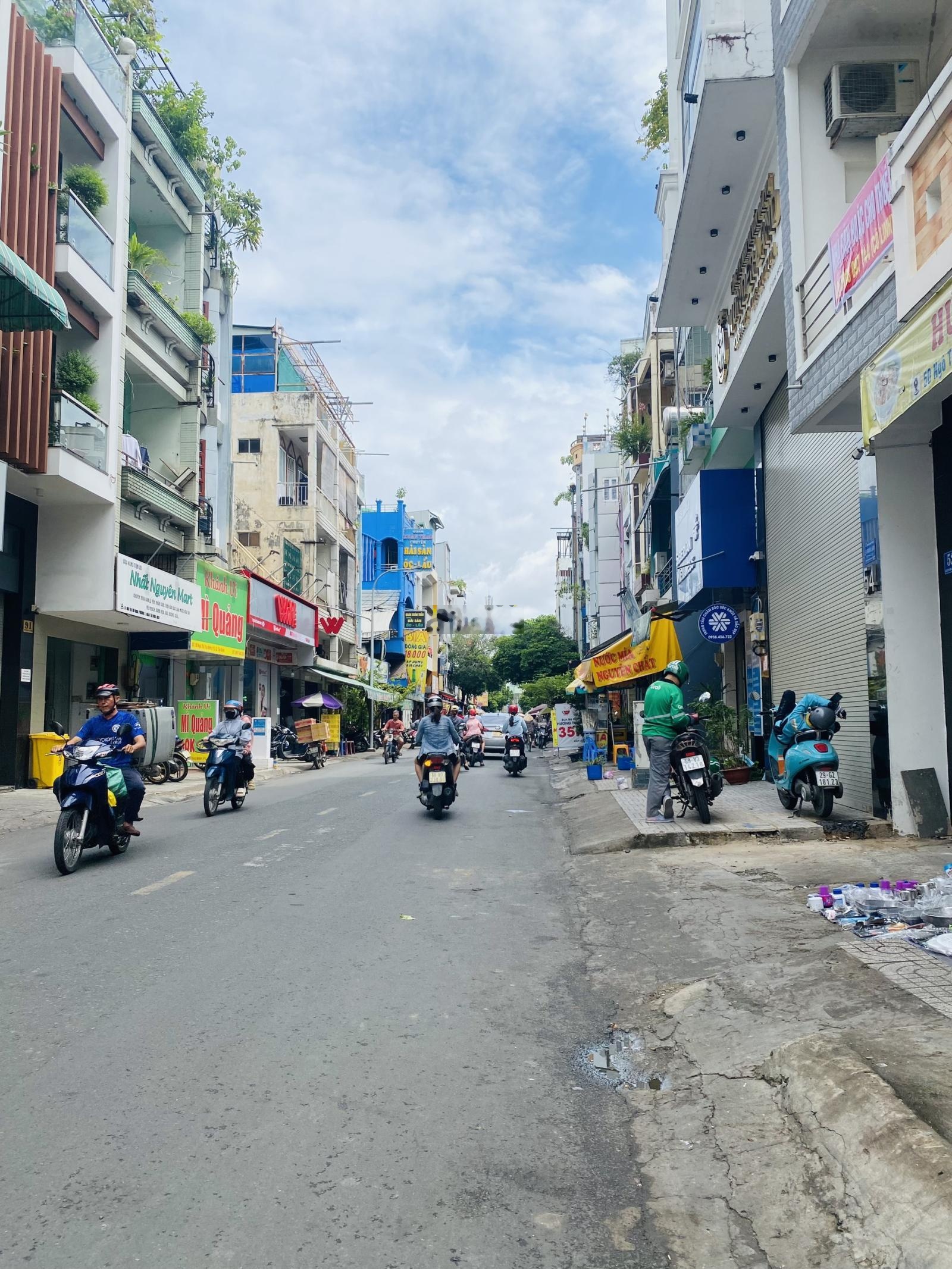 Cực tốt ngang 6,5m dài 17m! Bán nhà góc 2 MT 958 Lạc Long Quân gần chợ Tân Bình, 3 tầng giá 15.4 tỷ