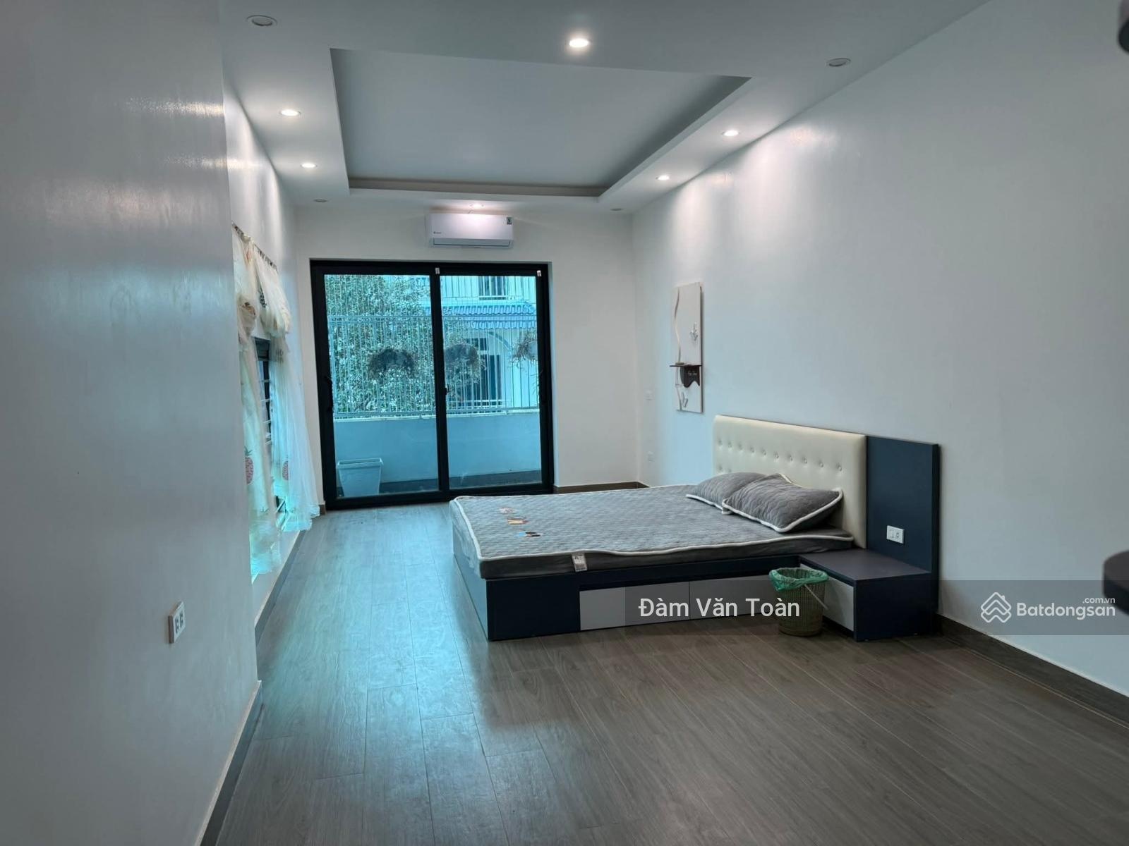 Bán nhà sát chợ, sau trung tâm thị trấn Quốc Oai 4,5 tầng. Nhà đẹp, đủ đồ, vị trí kinh doanh tốt.