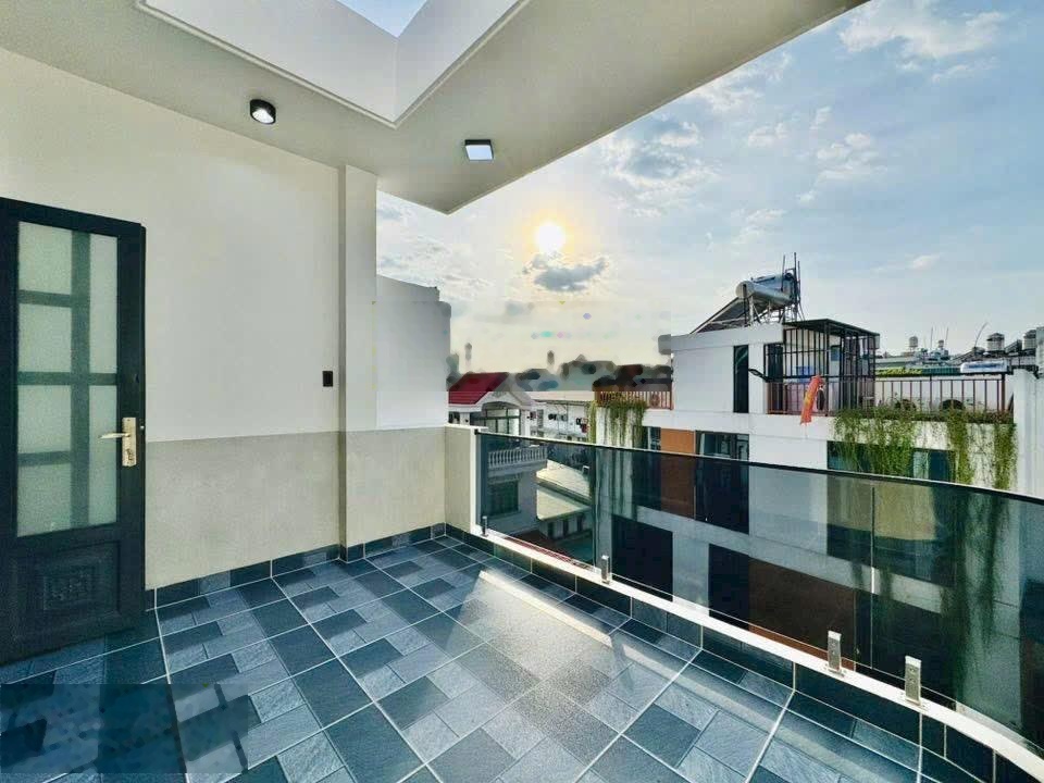 Chủ ngộp tài chính bán gấp nhà Lê Quang Định, đầy đủ đủ nội thất, sổ hồng riêng