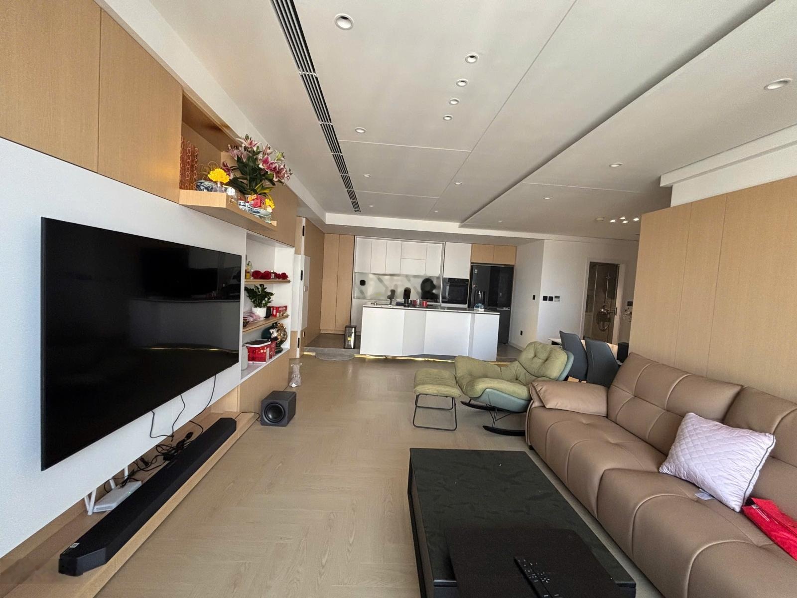 Cho thuê căn hộ cao cấp C18 Xuân La view Trọn Hồ Tây siêu đẹp