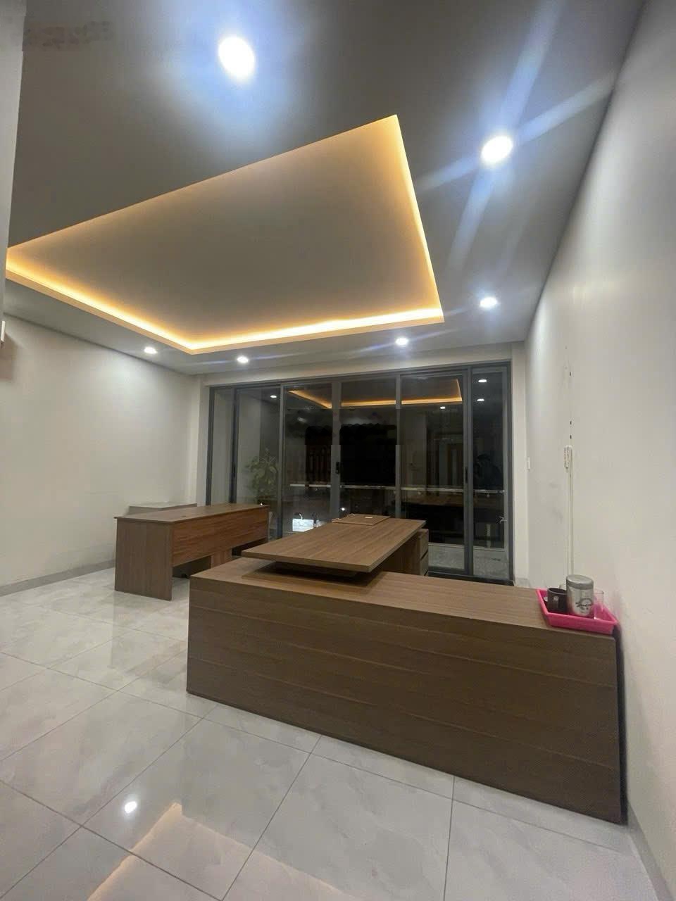 Cho thuê Trệt và tầng 1 làm Văn Phòng gần Trương Văn Bang, UBND. Thang máy độc lập. Vị trí đắc địa