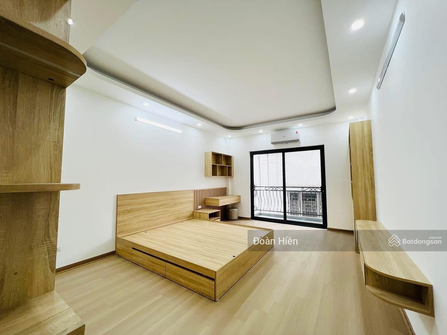 Chỉ hơn 9 tỷ có ngay nhà mới 5 tầng TM, cách mặt phố Kim Mã 15m, ngõ thông, ko QH, dt 38m, 3pn