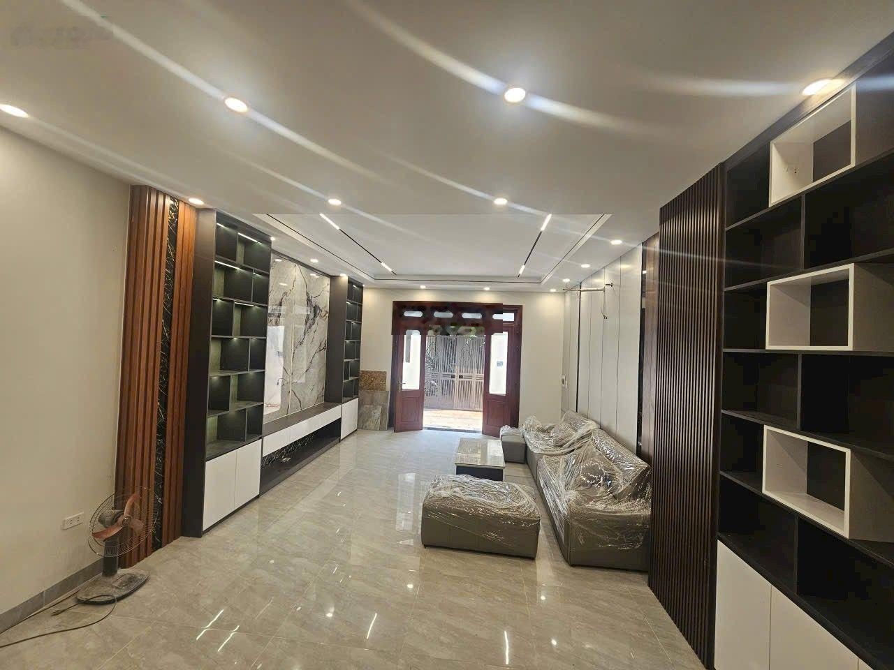 Bán nhà phố trạm, 52m_mt4.8m , thang máy , mới tinh,sát ô tô dừng đỗ, 12xty