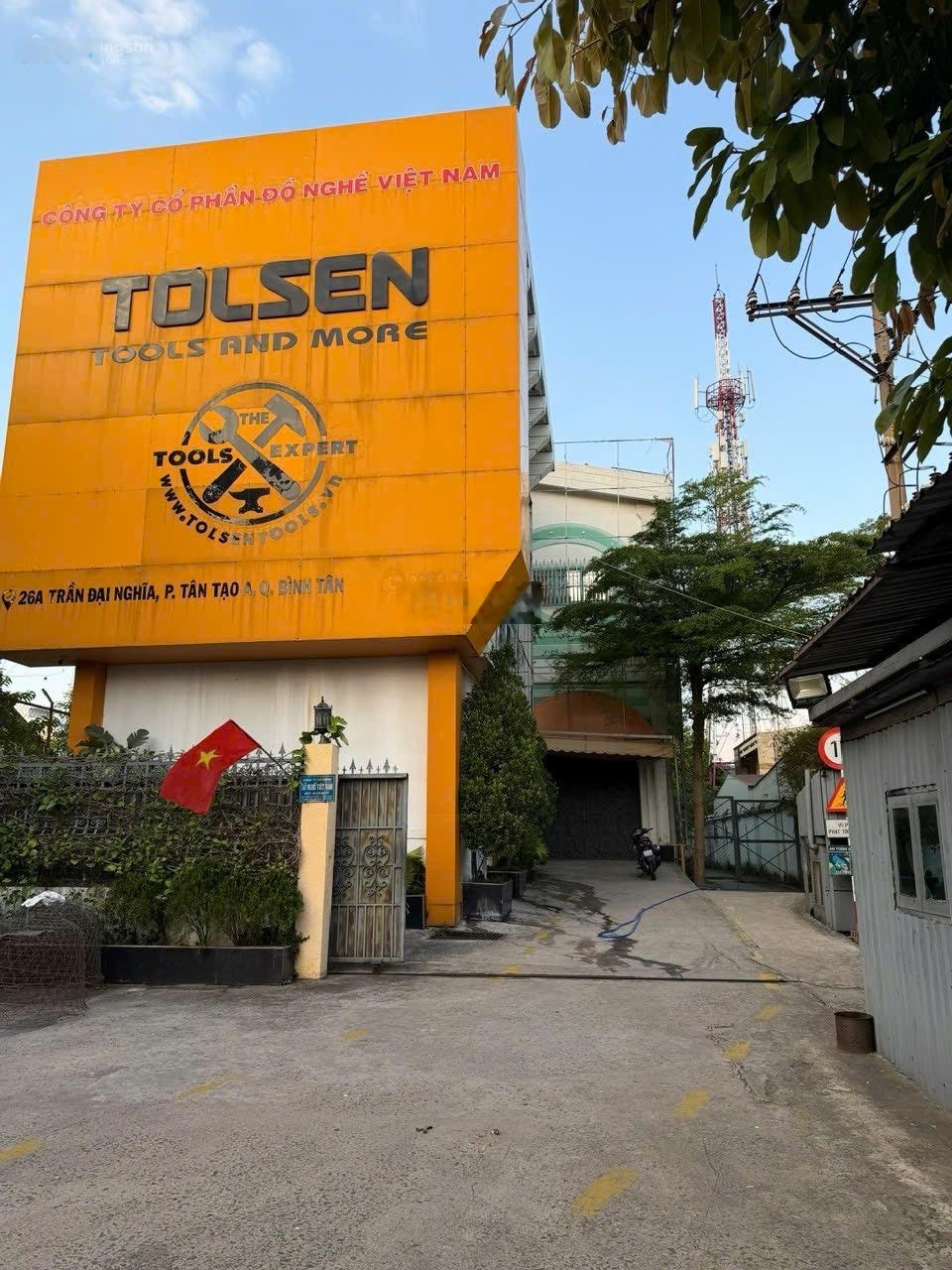 Cho thuê kho & văn phòng đường trần đại nghĩa. tổng diện tích 2350m2. cách vòng xoay an lạc 100m.
