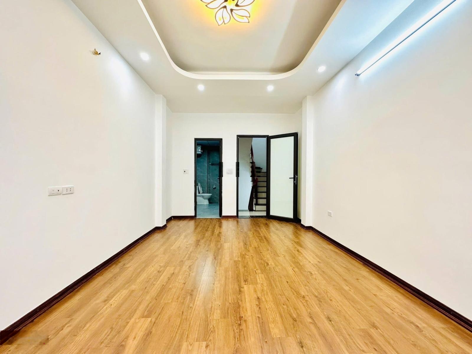 Ngã tư tân mai + hơn 7 tỷ - nhà xây mới độc lập duy nhất 1 căn - 32m2 x 5 tầng - ba gác đỗ cửa