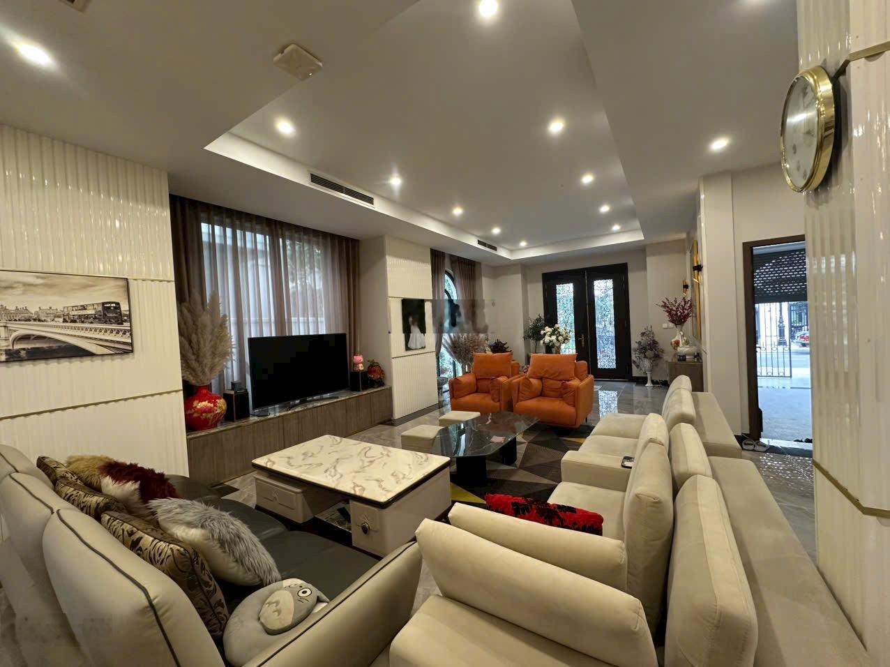 Biệt thự ngọc trai , 226m2 , hướng đtt , full nội thất sang trọng , 5pn , thang máy