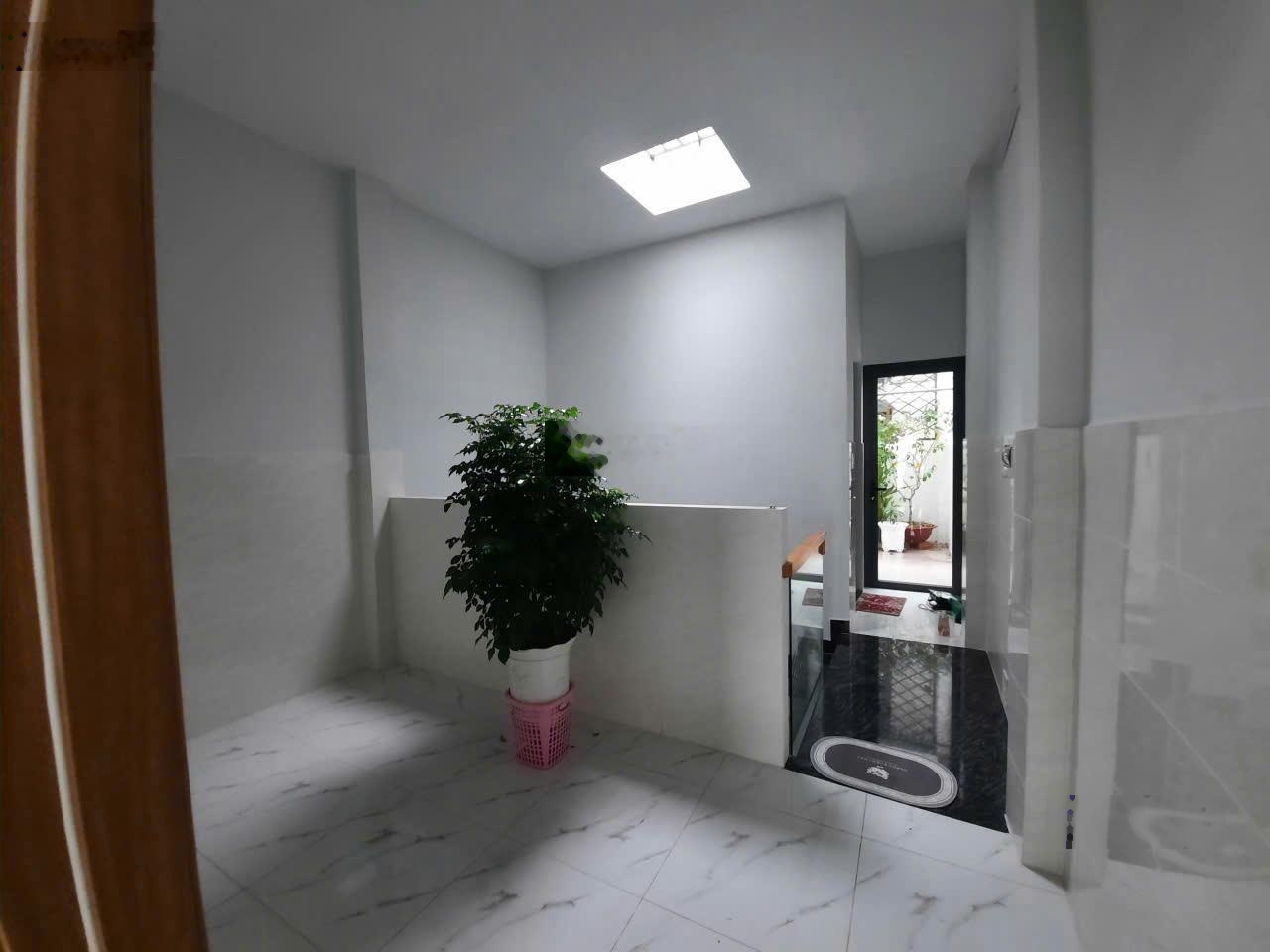 Bán nhà riêng tại hẻm 568, Lê Văn Việt, 11,5 tỷ, 70m2, 4PN, 3WC, giá cực chất