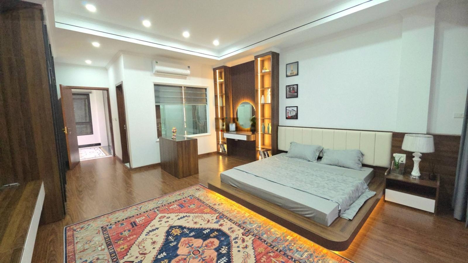 Chính chủ bán căn nhà đẹp như hoa hậu, phố Đê La Thành, gần ngã tư Ô Chợ Dừa, 60m2, full nội thất