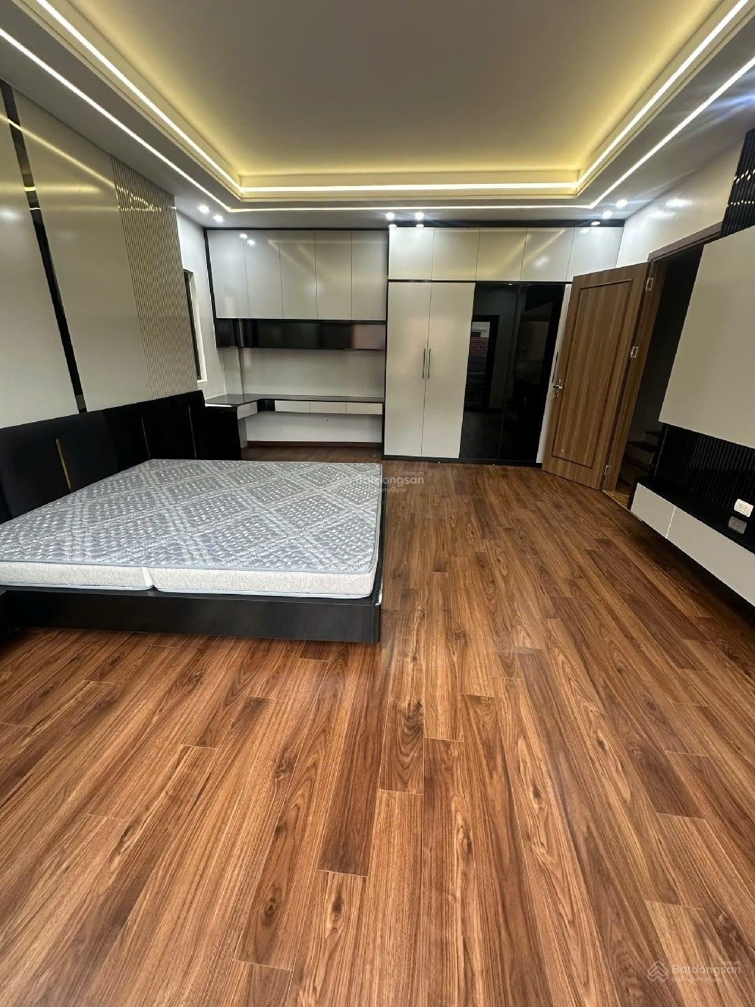 Bán nhà Phùng Hưng ngay Cầu Trắng Hà Đông - 45m x 5 tầng - Giá chỉ 7,xTỷ - Chuẩn 10m ra đường 12m.