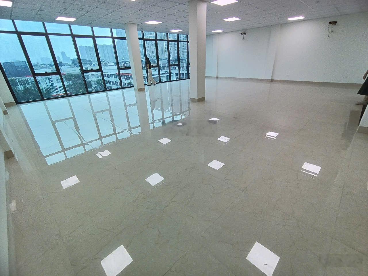 Cho thuê sàn văn phòng khu đô thị Văn Phú Hà Đông, DT 300m có điều hòa, sàn đẹp thoáng