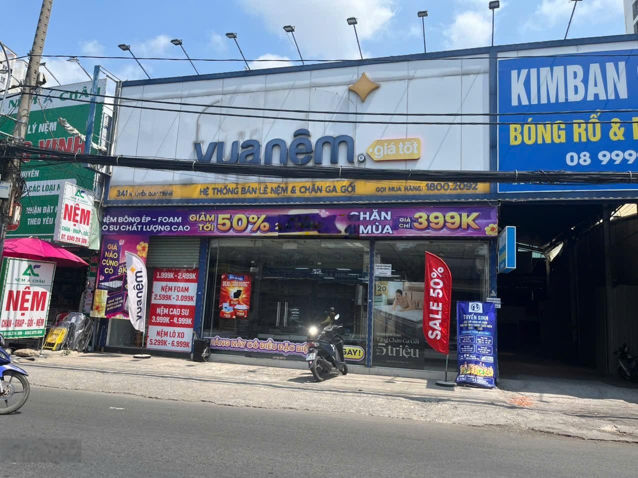 Bán nhà mặt tiền đường Nguyễn Duy Trinh, Bình Trưng, Quận 2. DT 8 x 34m. Cấp 4. Giá chỉ 46 tỷ