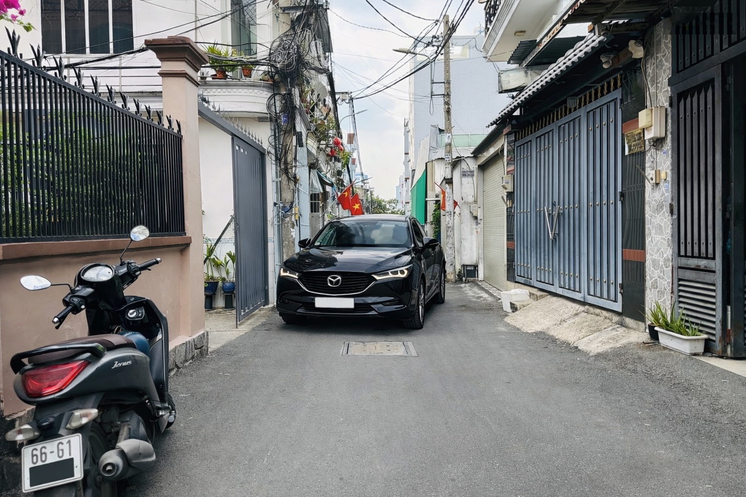 Nhà bán hẻm xe hơi thông, 50m2, gần emart phan huy ích, 2 tầng ở ngay, 5 tỷ 99