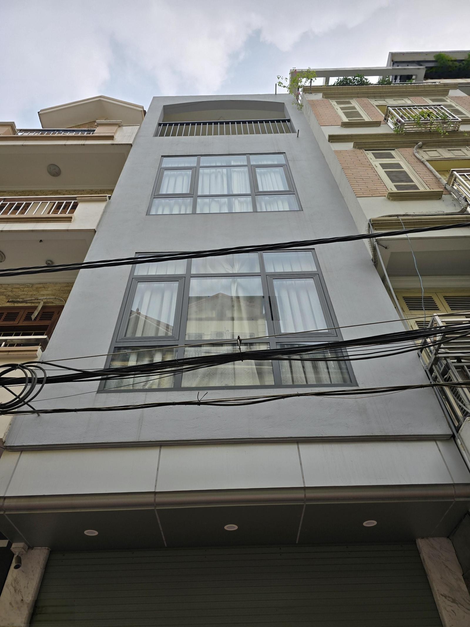 Bán nhà riêng đường Hoàng Quốc Việt, Quận Cầu Giấy ô tô vào nhà 54m, 3 tầng giá 15 tỷ 3