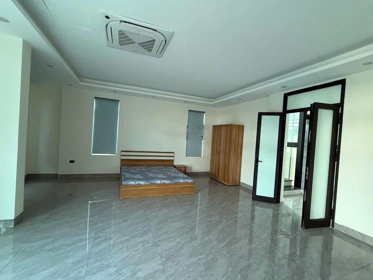 Mời thuê nhà 4,5 Tầng ( Lô góc ) - Thang máy - 4 Phòng ngủ khép kín -.. Giá : 43 triệu