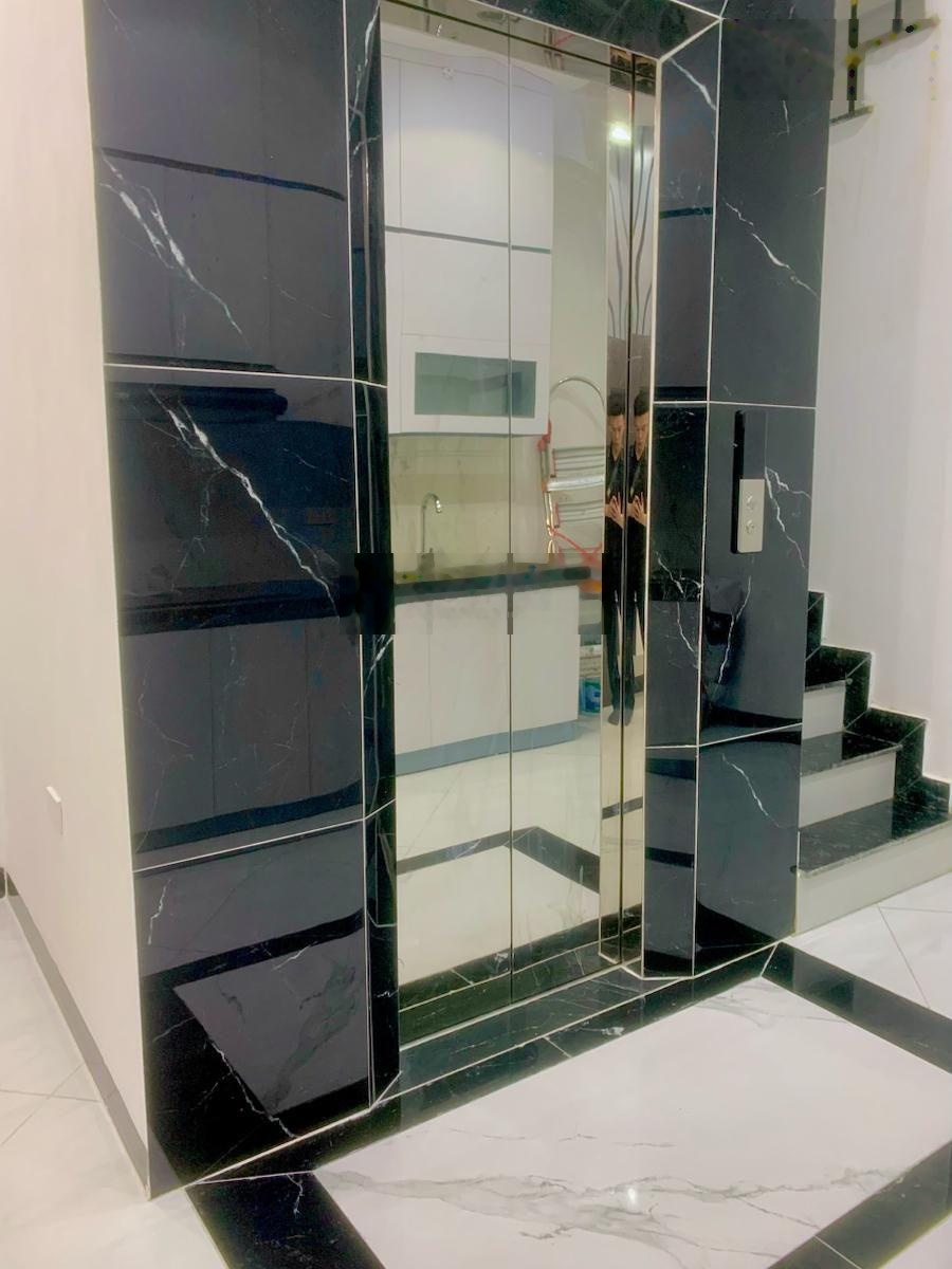 Siêu phẩm 6 tầng thang máy lô góc - sổ đỏ nở hậu nhẹ - kinh doanh nhộn nhịp.