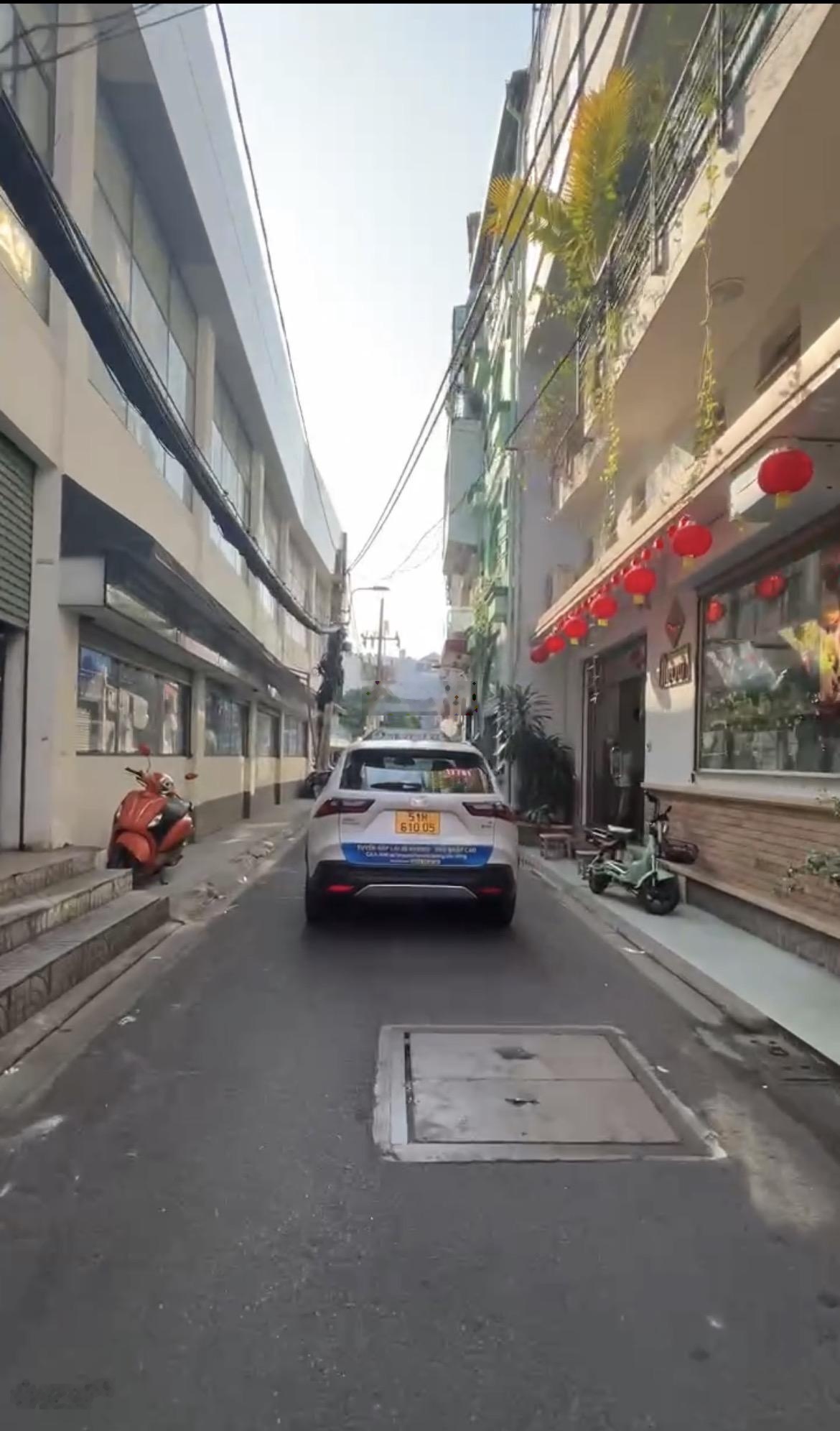 Nhà HXH quay đầu Phan Đăng Lưu vị trí gần MT, nở hậu