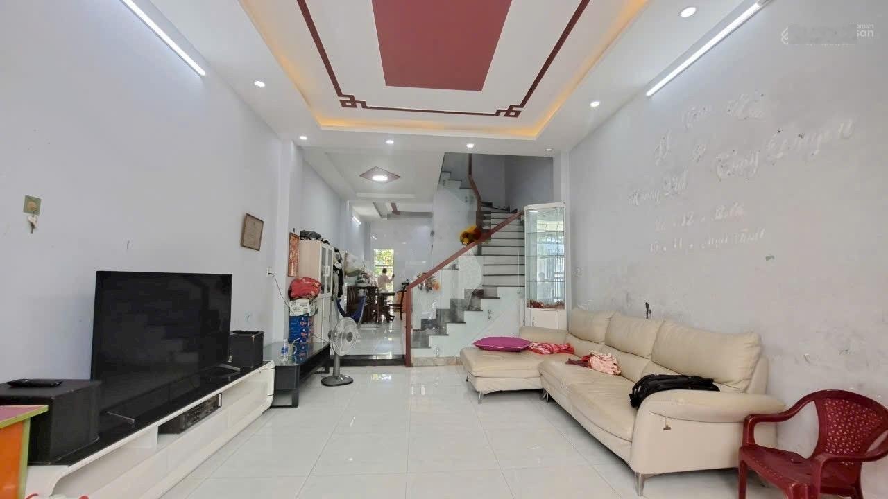 Bán gấp nhà mới 3 Tầng, ô tô vào tận nơi, giá tốt so với khu vực, vào ở ngay.