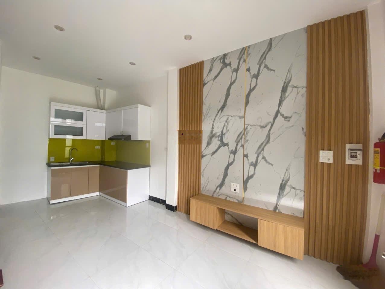 Nhà vị trí đẹp sầm uất nhất Phụng Châu sát cổng trường đại học