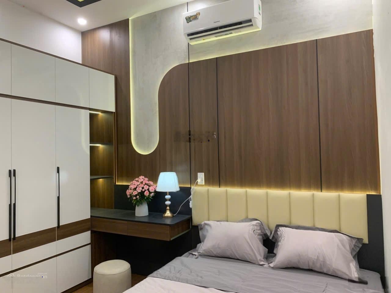 Nhà 2 tầng đường 5m5 Phạm Thị Lam Anh . Dt 120m2 ngang 5m hướng đông nam . Công năng : sân oto ,