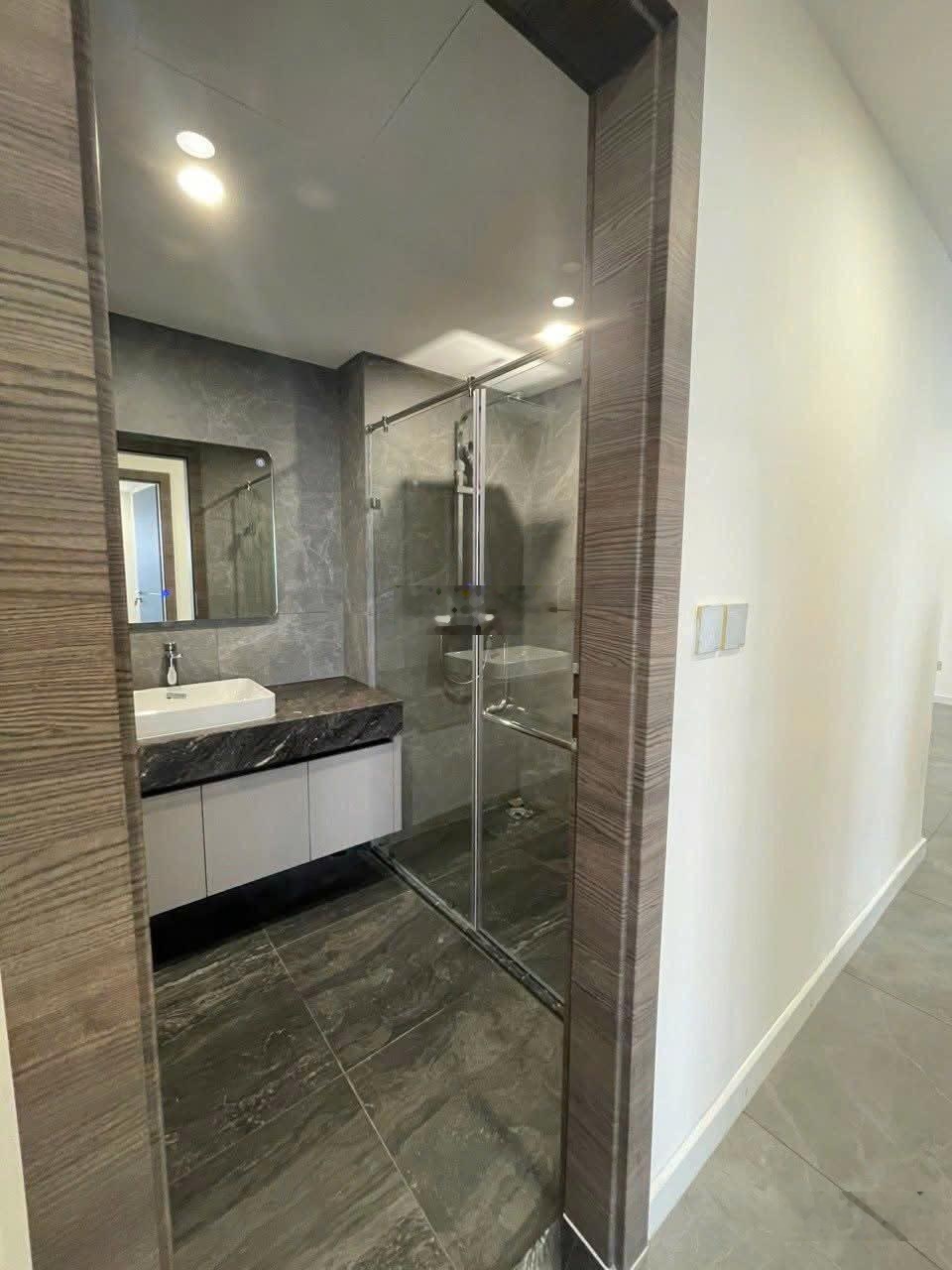 Cho Thuê căn 122M2 Giá 15 Triệu Free Phí QL 2 Năm Sunshine Diamond River Tầng Cao View Sông