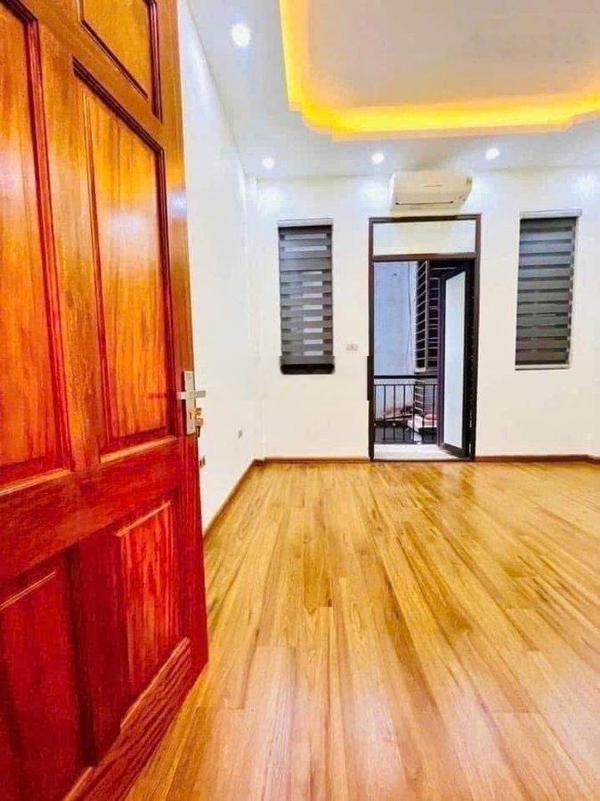 Phố Pháo Đài Láng 43m2, 5T, MT4m tặng full nội thất giá 11.9 tỷ hiếm Đống Đa
